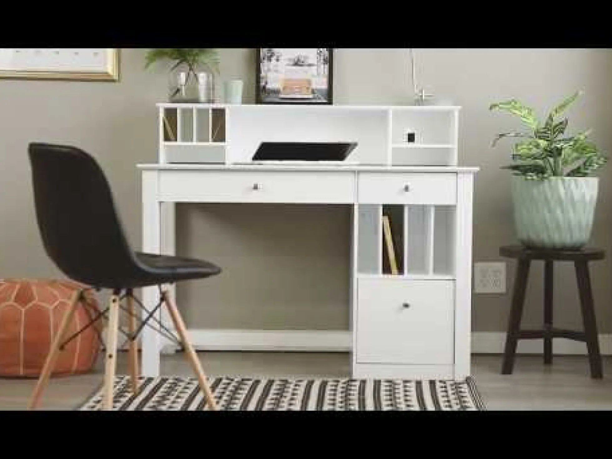 Clara Desk with Hutch